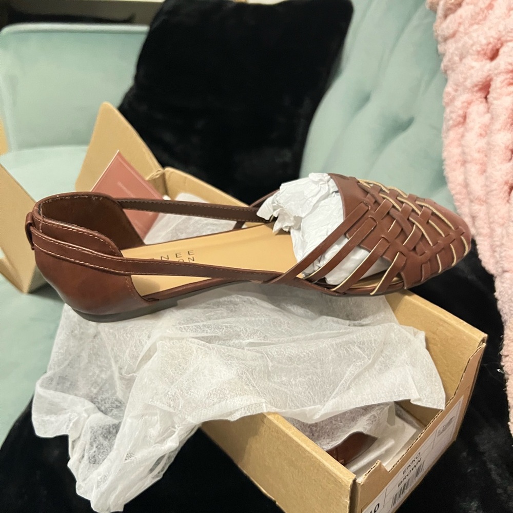 Flats/ Sandals - Picture 4 of 6